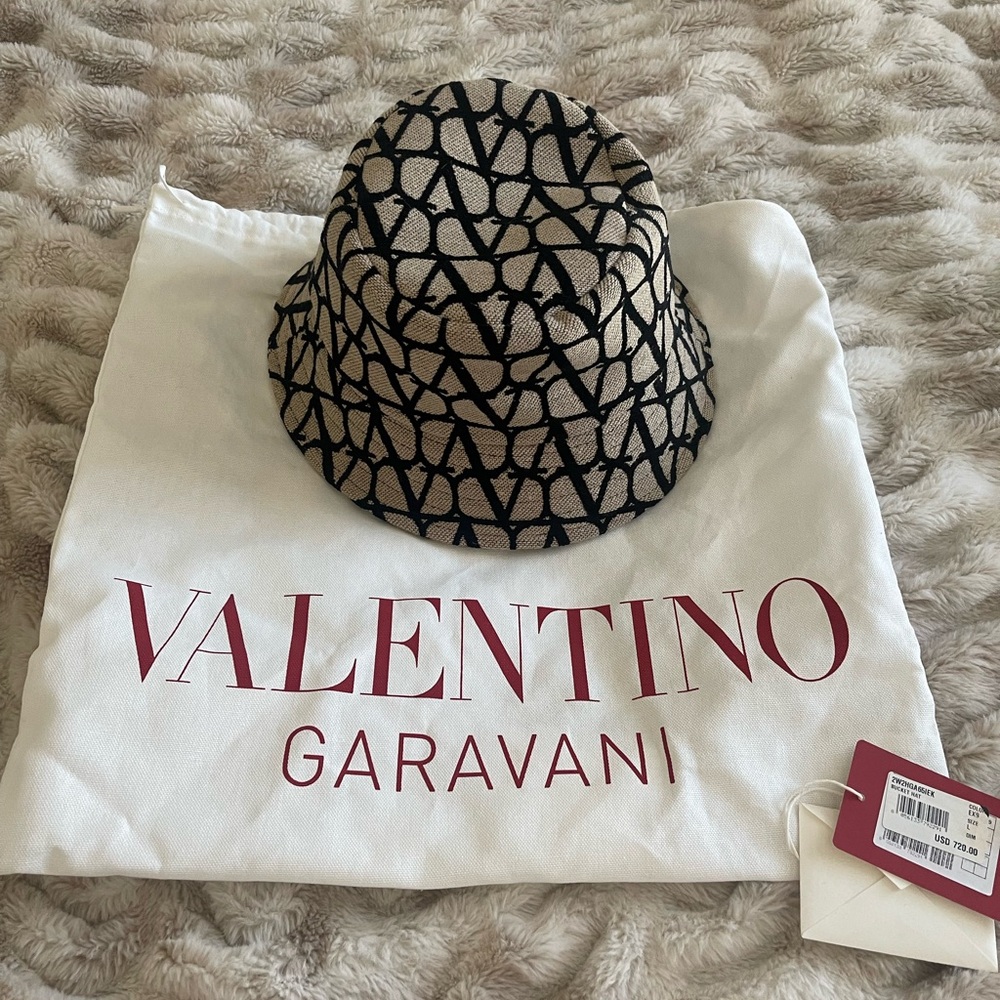 Valentino bucket hat